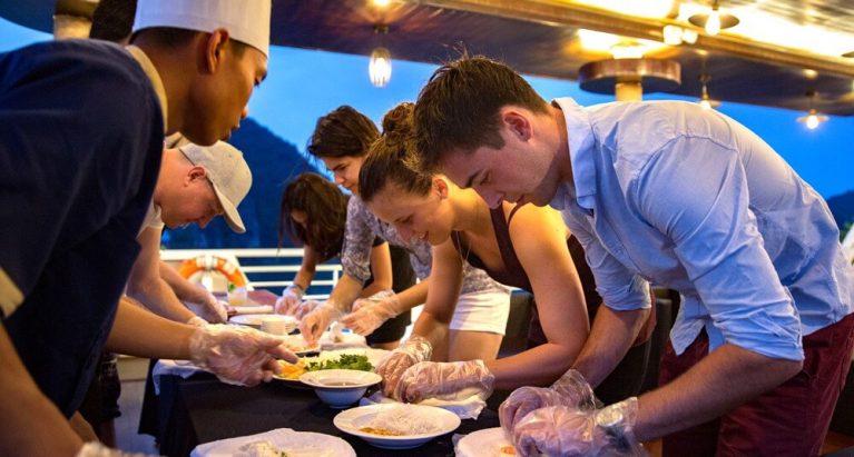 lớp học nấu ăn trên tàu Azura Cruise